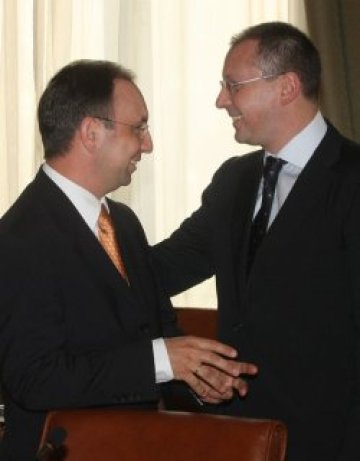 Шът, млък и си дръж нервите! Да не си отворя аз устата...