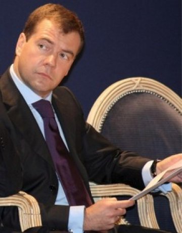 Медведев призова ЕС да помогне на Киев