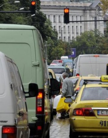 Неделно пътно шоу: 3 коли се треснаха край Ялта, две в Овча Купел