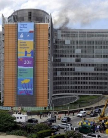 Пак евакуираха сградата на ЕК заради пожар