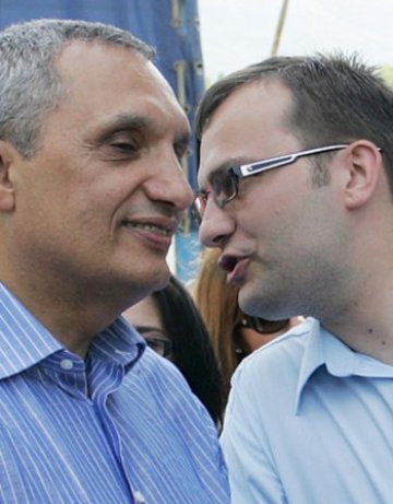 Тънки сини сметки за 361 гласа и един евродепутат