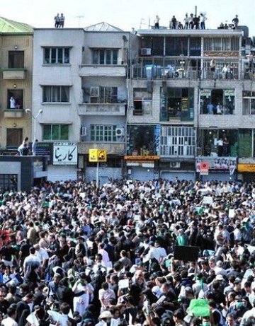 Аятолах Хаменей обяви Ахмадинеджад за победител в изборите