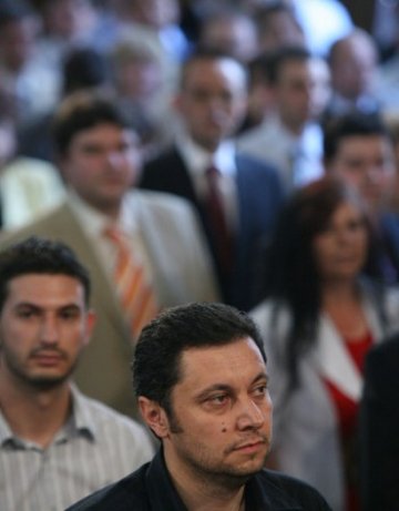 По първи петли. Яне и сие цъфнаха и блокираха МВнР