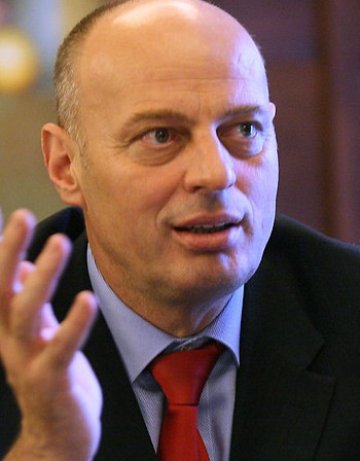 Хората на Чеку идват у нас да му помагат