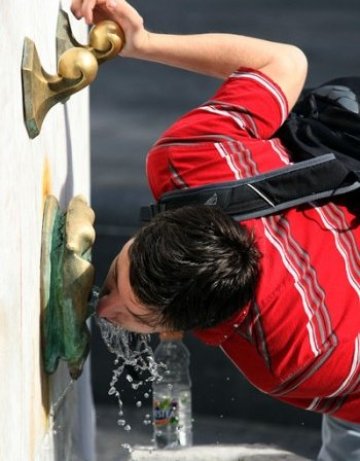 Спират топлата вода в столичния район "Земляне"