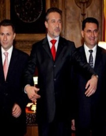 Трима македонски министри подават оставка, един - освободен