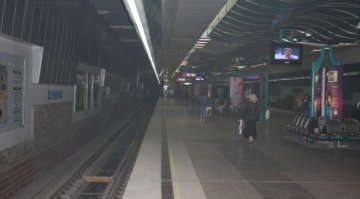 Метрото закъсня заради токов удар