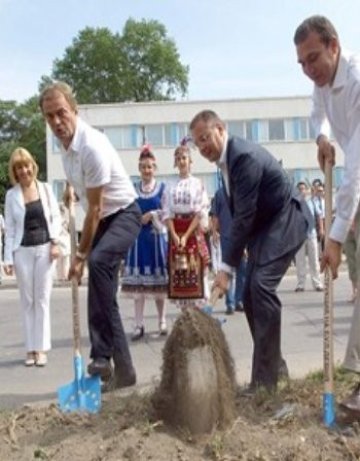 Увековечават Кирил Йорданов с кирка и лопата