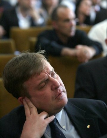 Каракачанов остава водач на ВМРО, Атанасов готви нов конгрес