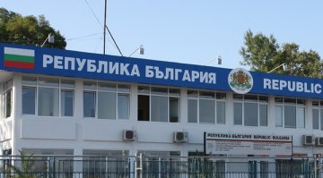 Съдят контрольор на границата, пускал автомобили без такса