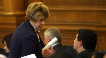 Емилия Масларова оцеля, засега!