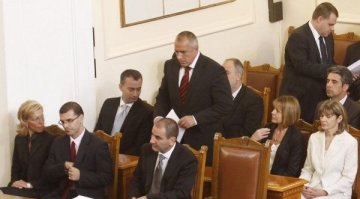 Яне откри огън по министрите