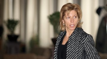 "Жертва на политическа война" или "неизбежно" оттегляне