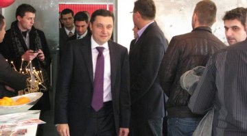 Яне Янев ще плаща глоба за плакати