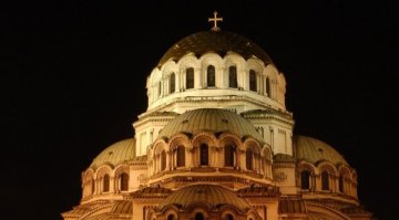 Без коли около църквите в София