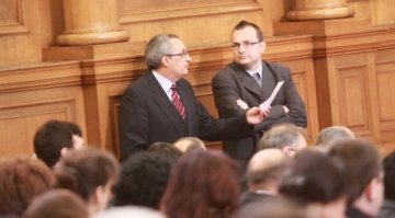 Дянков се "изхвърлил" за обръчите на десницата
