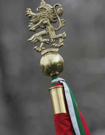 Осветиха бойните знамена