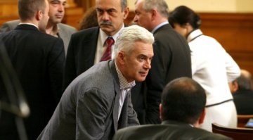 Сидеров пак организира махленски скандал в парламента