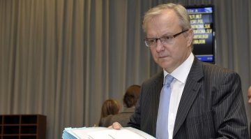 Рен се надвиква с евродепутати за българския бюджет