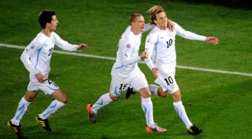 Диего Форлан посече ЮАР с два гола