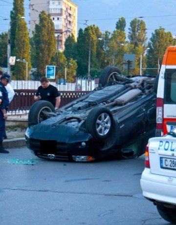 Дипломатически джип се преобърна на столичен булевард