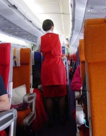 Стюардеса тарашила пътниците от 142 полета
