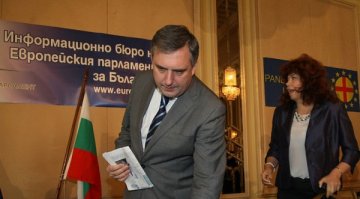 Калфин ще бори бюрокрацията при легализирането на дипломи от ЕС