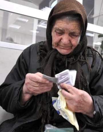 Заплати и пенсии замръзват до 2012 г.