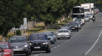 Полицаи на мотори гонят нарушителите по пътя за морето