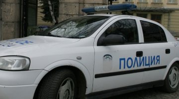 Белезници за наквасен шофьор, возил двете си невръстни деца