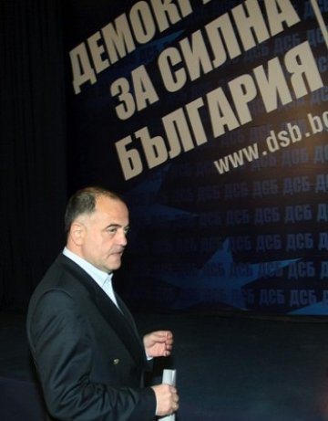 Дянков бие шута на ген. Атанасов от "Информационно обслужване"