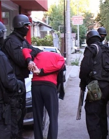 Задържаха 9 сводници при полицейска акция край Варна