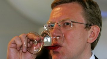 Кудрин: Който пие, пуши, помага повече на държавата