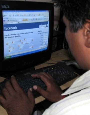 Учени: Facebook е пълен с нарциси и хора с ниска самооценка