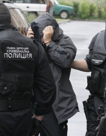 Мъж е задържан, пребил бившата си жена с камък