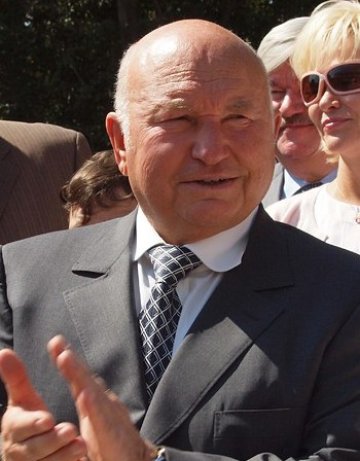 След седмици съмнения Медведев уволни Лужков