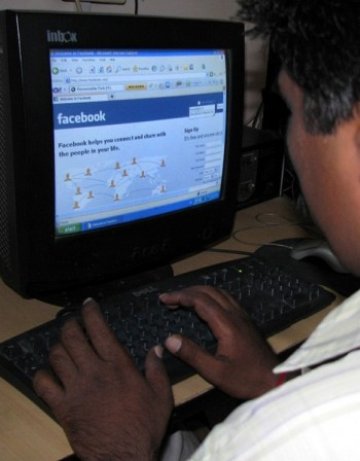 Facebook спамър се опитва да спечели от глобата си
