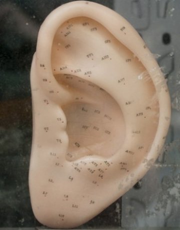 30 години със зъб в ухото