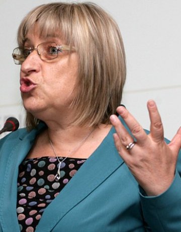 Цачева към Янев: Не ти, аз преценявам за Цветанов