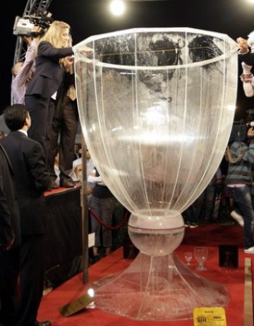 Уж чаша, а събира цели 100 бутилки вино