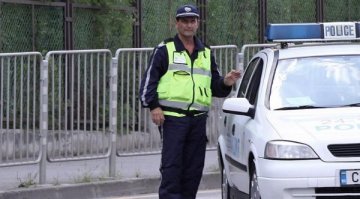 Пътна полиция прави проверки на светлините на автомобилите
