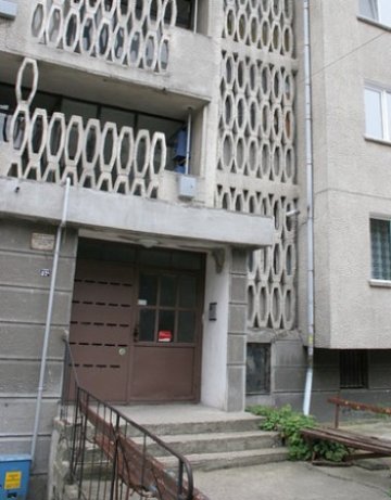 Братя и сестра с белезници, млатили жени по входове