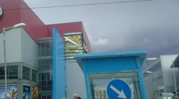 Бурята олющи фасадата на кино "Арена" в Младост