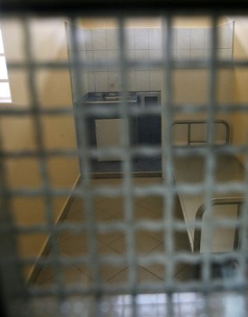 Гинекологът с криминалните аборти ще чака присъдата в ареста