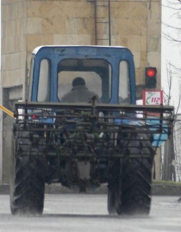 Мъж гепи трактор и го закара на вторични