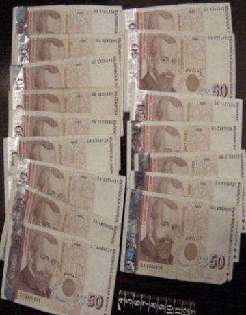 Белезници за пощаджийка, присвоила 10 бона