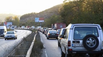 Мокри настилки по пътищата в страната