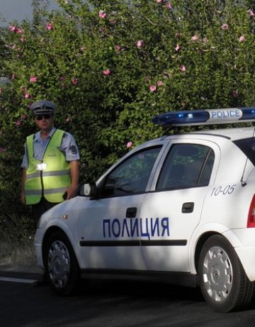 Хванаха апаши, докато свалят парапет на мост