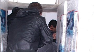 Задържаха нелегални емигранти, скрити между изолации