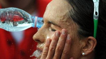 Умна бутилка ни казва кога и колко вода да пием